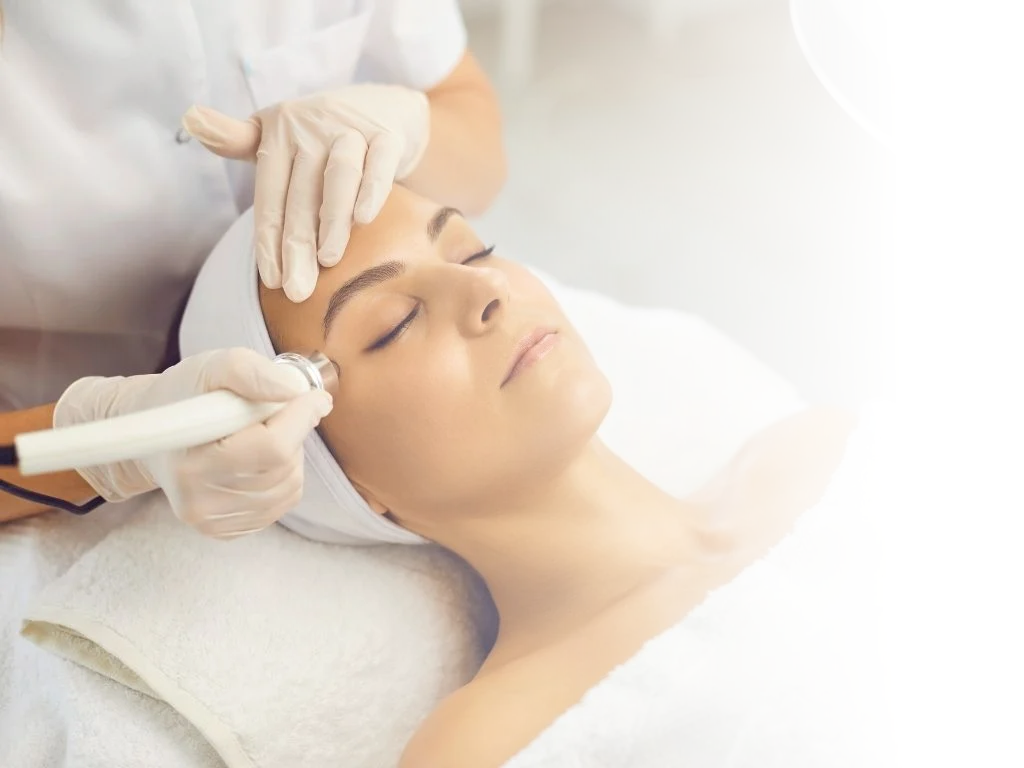 Estudiante de Corporación Bioestética realizando un tratamiento facial